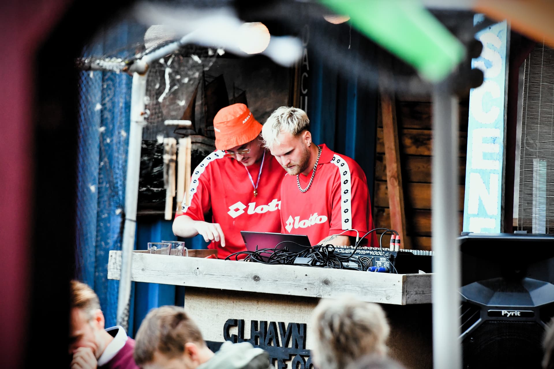 Ravn og Kryl bag DJ-pulten under musikbanko