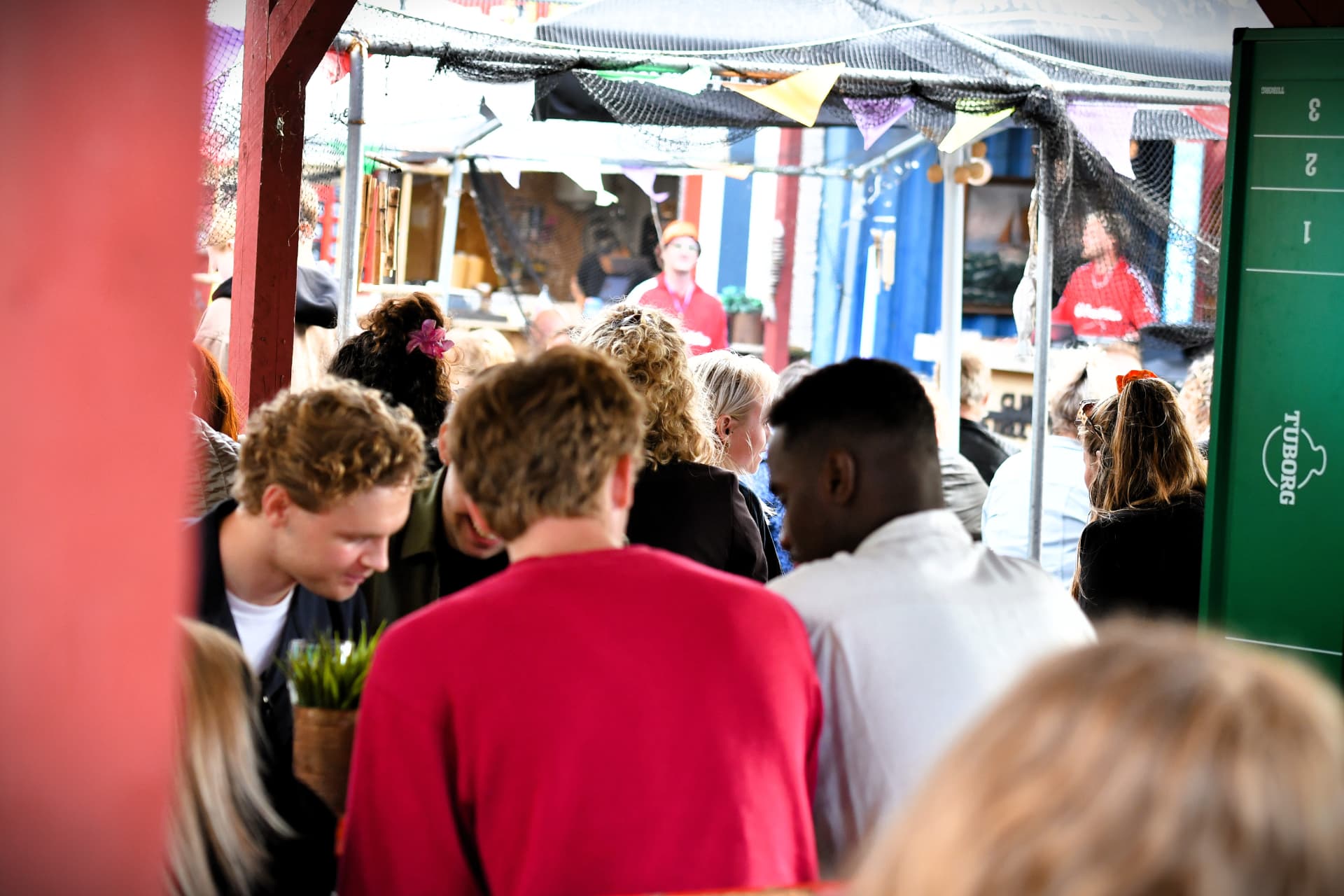 Gæster i tæt stemning foran scenen til et Entertaze-arrangement