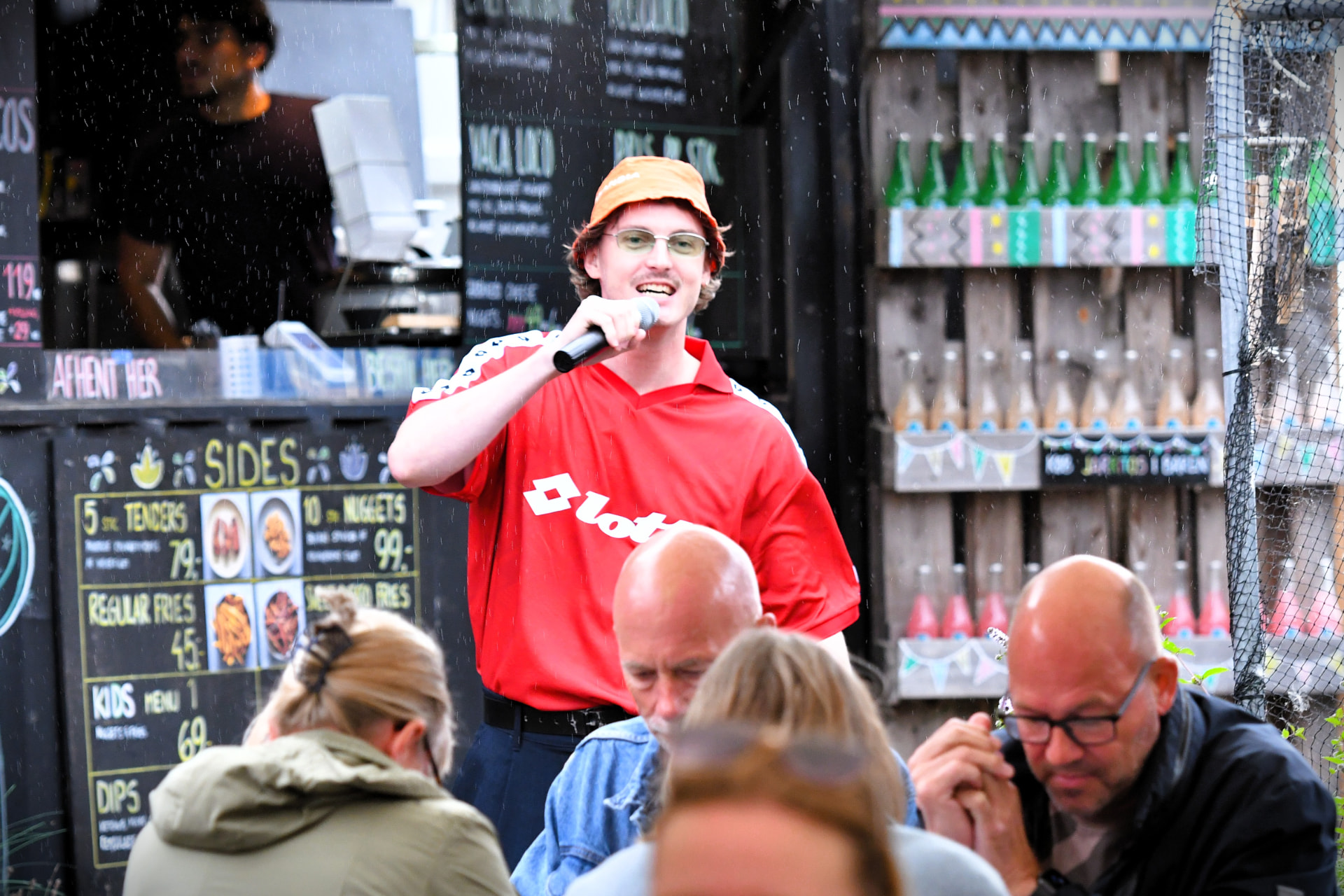 Oskar Kryl fra Entertaze med mikrofon